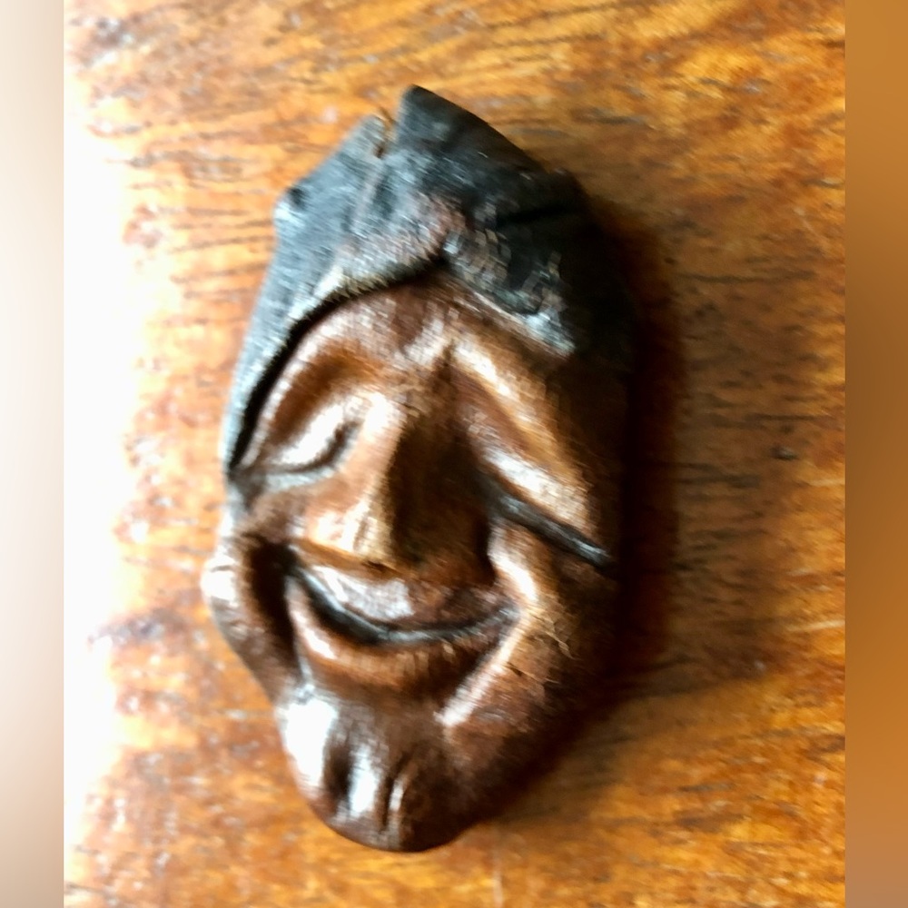 Vintage Hand Crafted Leather Smiling Face with Cap/Hat Brooch Pin - Picture 3 of 8